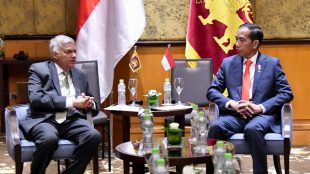 Presiden Joko Widodo saat bertemu dengan PM Sri Lanka, Ranil Wickremesinghe di Hanoi, Vietnam, Rabu 12/9 (dok. Setpres)