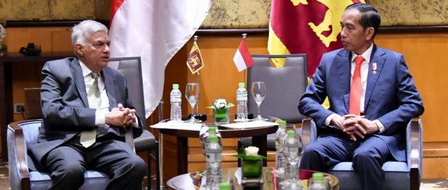 Presiden Joko Widodo saat bertemu dengan PM Sri Lanka, Ranil Wickremesinghe di Hanoi, Vietnam, Rabu 12/9 (dok. Setpres)