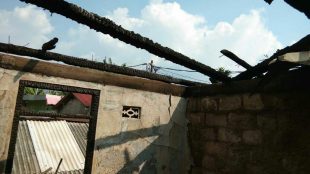 Kondisi rumah Enjun Junaidi di Cisarua, Bogor, setelah kebakaran di salah satu kamarnya (dok. KM)