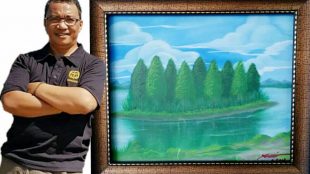 Husin Munir bersama karya lukisnya (dok. KM)