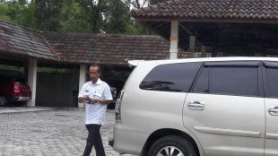 Kadis Pariwisata Babel Akhmad Rivai ketika memenuhi panggilan ke kantor Pidsus Kejati Babel (dok. KM)