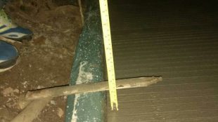 Beton pada proyek pembangunan jalan lingkungan di Desa Cijengkol, Kabupaten Bekasi, tidak memenuhi ketinggian bekisting (dok. KM)