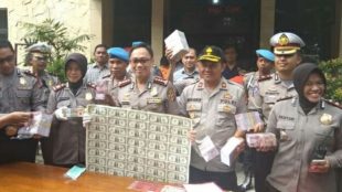 Barang bukti uang palsu yang diamankan Polsek Bogor Timur, Kamis 20/9/2018 (dok. KM)