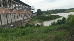 Bangunan berdiri di lahan resapan air (DAS) di Kolong Katis, Kabupaten Bangka Barat (dok. KM)