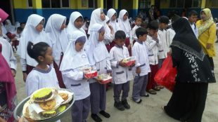 Pemberian santunan kepada siswa yatim di SDN 03 Citayam, Bojonggede, Bogor (dok. KM)