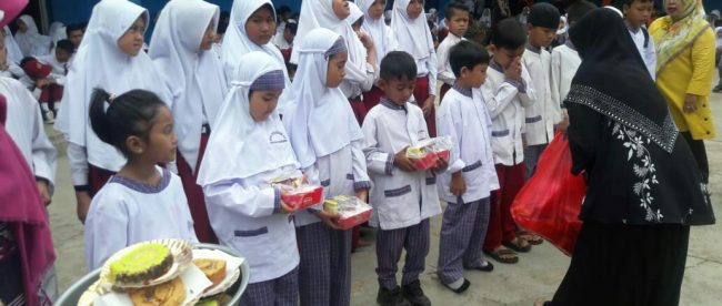 Pemberian santunan kepada siswa yatim di SDN 03 Citayam, Bojonggede, Bogor (dok. KM)