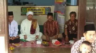 Kasie kesra Kecamatan Tajurhalang Kusmayadi bersama ketua MUI Desa Sukmajaya Abu Abdilah Al Munibi (dok. KM)