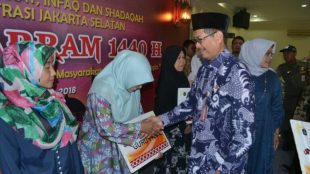 Walikota Jakarta Selatan Marullah Matali tengah menyerahkan bantuan kepada 596 mustahik secara simbolik