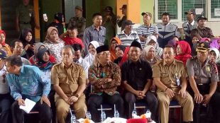 Gubernur Jawa Barat Ridwan Kamil (tengah) di Parumg Panjang, Kabupaten Bogor, Selasa 25/9 (dok. KM)