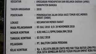 Plang proyek pembangunan jalan di Desa Kace Timur, Kecamatan Mendo Barat, Bangka (dok. KM)