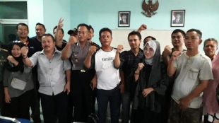 Muspika Parung Panjang dan perwakilan pihak warga, aasosiasi transporter dan quarry usai mencapai kesepakatan soal jam operasional truk tronton di Desa Lumpang, kecamatan parung Panjang, Minggu 23/9/2018 (dok. KM)