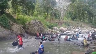 Pengunjung sedang mandi di lokasi "Kali Kawin" atau "Sungai Jodoh" di Desa Pasir Angin, Megamendung, Kabupaten Bogor (dok. Warungmisterius.co.id)