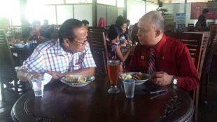 Foto kenangan Wilson Lalengke bersama Leo Batubara saat sama-sama menjadi narasumber seminar jurnalistik di HUT ke-7 Media Metropol News, Maret 2017 di Puncak, Bogor.