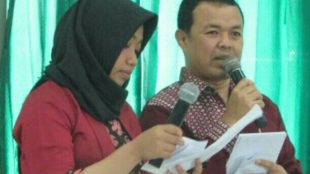 Kapten Sar (kanan), Master Trainer MBP Indonesia Malaysia Saat Menjadi MC Di Acara Workshop Jurnalistik PWRI Depok (dok. KM)