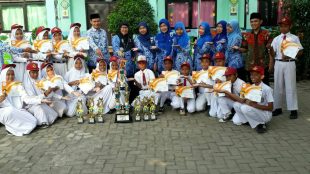 Foto bersama guru dan siswa SDN Pondok Terong 4 peraih juara lomba (dok. KM)