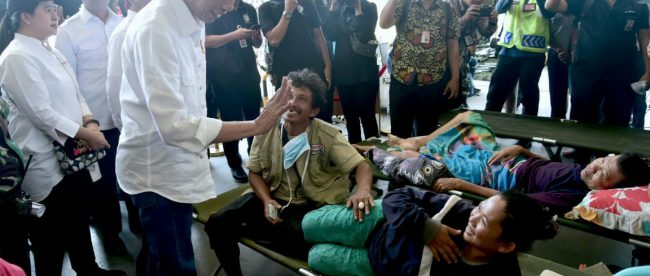 Presiden Joko Widodo menjenguk korban gempa di Palu, Sulawesi Tengah, Rabu 3/10/2018 (dok. Setpres)