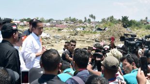 Presiden Joko Widodo meninjau lokasi terdampak gempa di Palu, Sulawesi Tengah, Rabu 3/10 (dok. Setpres)