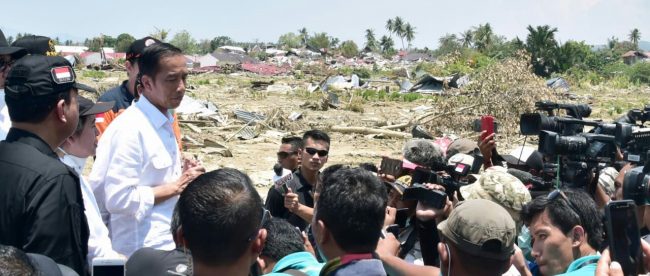 Presiden Joko Widodo meninjau lokasi terdampak gempa di Palu, Sulawesi Tengah, Rabu 3/10 (dok. Setpres)