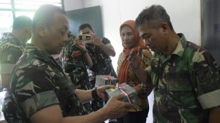 Kepala Staf Angkatan Darat Jenderal Mulyono menjenguk prajurit TNI dan memberikan santunan di Palu, Kamis 4/10/2018 (dok. KM)