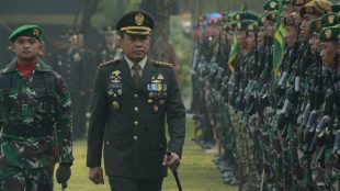 Danrem Kolonel Inf Mohamad Hasan bertindak selaku Inspektur Upacara dalam upaxara peringatan HUT TNI ke-73 di lapangan Yonif 315/Garuda Kecamatan Bogor Barat, Kota Bogor, Jumat 05/10/2018 (dok. KM)