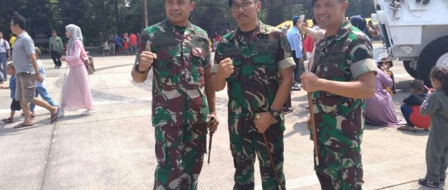 Foto bersama Danrem Suryakancana Kol Inf Mohamad Hasan dan Komandan Lanud Atang Sendjaja Marsma TNI Erwin B di Lanud Atang Sendjaja, Sabtu 6/10 (dok. KM)