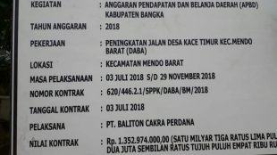 Papan plang proyek peningkatan jalan di Desa Kace Timur, Kabupaten Bangka (dok. KM)
