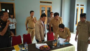 Kades Sasak Panjang, Kecamatan Tajurhalang, Joni bersama ketua BPD Hasan Ashari dan Bhabinkamtibmas Aiptu Sutoyo saat penandatanganan kesepakatan hasil Musrenbangdes 2019, Selasa 9/10/2018 (dok. KM)