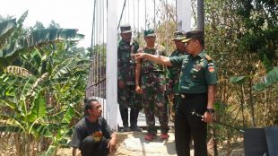Dandim 0710/Pekalongan Letkol Inf Muhammad Ridha melakukan pengecekan terhadap pengerjaan jembatan gantung yang menghubungkan Desa Randumukti Waren Kecamatan Bojong dengan Desa Purworejo Kecamatan Sragi, Kamis, 11/10/2018 (dok. KM)
