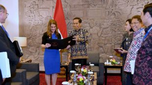 Presiden Joko Widodo bersama Melinda Gates, co-chair di Bill & Melinda Gates Foundation, di Nusa DUa, Bali, Jumat 12/10 (dok. KM)
