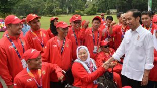 Presiden Joko Widodo bersama para atlet Asian Para Games 2018 di Israel Bogor, Sabtu 13/10/2018 (dok. KM)