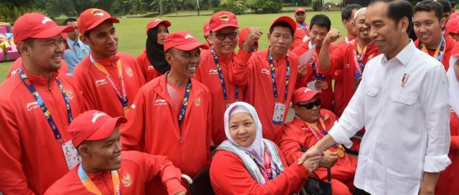 Presiden Joko Widodo bersama para atlet Asian Para Games 2018 di Israel Bogor, Sabtu 13/10/2018 (dok. KM)