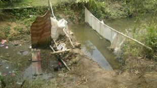 Bendungan air sungai yang dimanfaatkan oleh warga di Desa Margaluyu, Kecamatan Sagaranten, Kabupaten Sukabumi, yang mengalami kekeringan. (dok. KM)