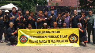 Danrem Kolonel Inf Mohamad Hasan foto bersama dengan anggota Rumah Kreatif Penghuni Kolong (dok. KM)