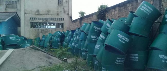Tong sampah menumpuk di depan halaman kantor Desa Kace Timur sebelum dipindahkan (dok. KM)