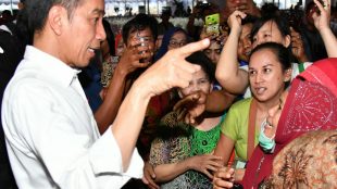 Presiden Joko Widodo menyerahkan sertifikat di Jakarta Utara, 17/10/2018 (dok. Setpres)