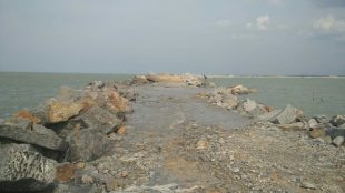 Lokasi proyek pekerjaan pemecah gelombang di Pantai Penyak-Terentang, Kab. Bangka Tengah (dok. KM)
