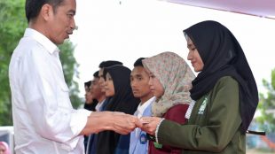 Presiden Joko Widodo menyerahkan bantuan bagi warga terdampak gempa di Lombok, NTB, Kamis 18/10/2018 (dok. KM)