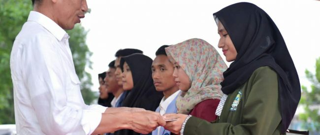 Presiden Joko Widodo menyerahkan bantuan bagi warga terdampak gempa di Lombok, NTB, Kamis 18/10/2018 (dok. KM)
