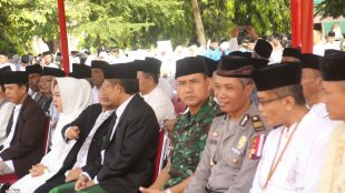 Kepala Staf Kodim 0702/Purbalingga bersama dengan seluruh jajaran Forkompimda Purbalingga menghadiri Peringatan Hari Santri Nasional 2018 di Purbalingga, Senin 22/10.