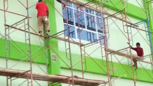 Para pekerja di proyek pembangunan Â gedung terpadu Syaikh Abdurrahman Siddik di STAIN Babel tidak menggunakan alat pelindung diri (dok. KM)