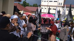 Pengunjuk rasa dari "Forum Muslim Bogor" saat melakukan aksi di Mako Polresta Bogor Kota, Selasa 23/10 (dok. KM)