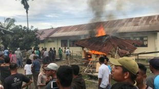 Api yang masih menyala di Mapolsek Bendahara, Aceh Tamiang yang dibakar oleh sekelompok masyarakat setempat, Selasa 23/10 (dok. KM)