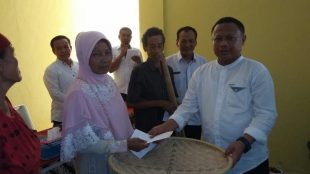 Kades Tajurhalang Saipudin bersama Kabid UKM dan Koperasi Disperindagkop Kabupaten Bogor A. Aziz saat pemberian hibah dan tambahan modal secara simbolis kepada salah satu warga pelaku UKM, Rabu 24/10 (dok. KM)