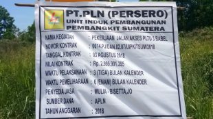 Plang proyek di lokasi pengerjaan jalan akses PLTU 3 Babel (dok. KM)