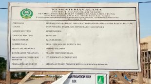 Papan plang proyek pembangunan gedung tahap 2 di IAIN Babel (dok. KM)