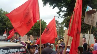 Demo oleh Persatuan Rakyat Penyelamat Kars Gombong (Perpag) di depan Gedung DPRD Kebumen, Kamis, 25/10/2018
