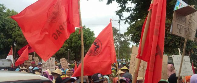 Demo oleh Persatuan Rakyat Penyelamat Kars Gombong (Perpag) di depan Gedung DPRD Kebumen, Kamis, 25/10/2018