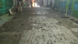 Pembangunan jaling di Jalan Kenari I Blok C1 RT005/015 Perum Mangunjaya Indah 2 Desa Mekarsari, Tambun Selatan (dok. KM)