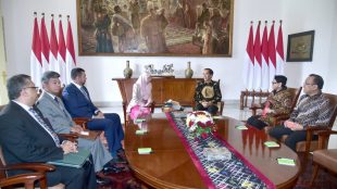 Presiden Joko Widodo berbincang bersama Deputi Perdana Menteri Malaysia Wan Azizah Wan Ismail di Istana Bogor, Selasa 9/10 (dok. Setpres)