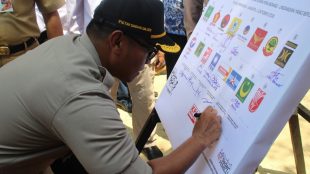 Kapolres Kepulauan Seribu AKBP Victor Siagian menandatangani deklarasi pemilu damai di Pulau Pramuka, Rabu 3/10 (dok. KM)